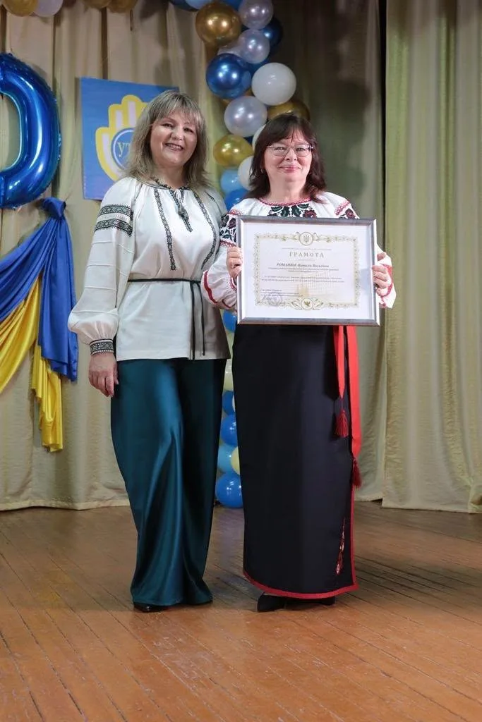 Жінки у вишиванках отримують почесну грамоту