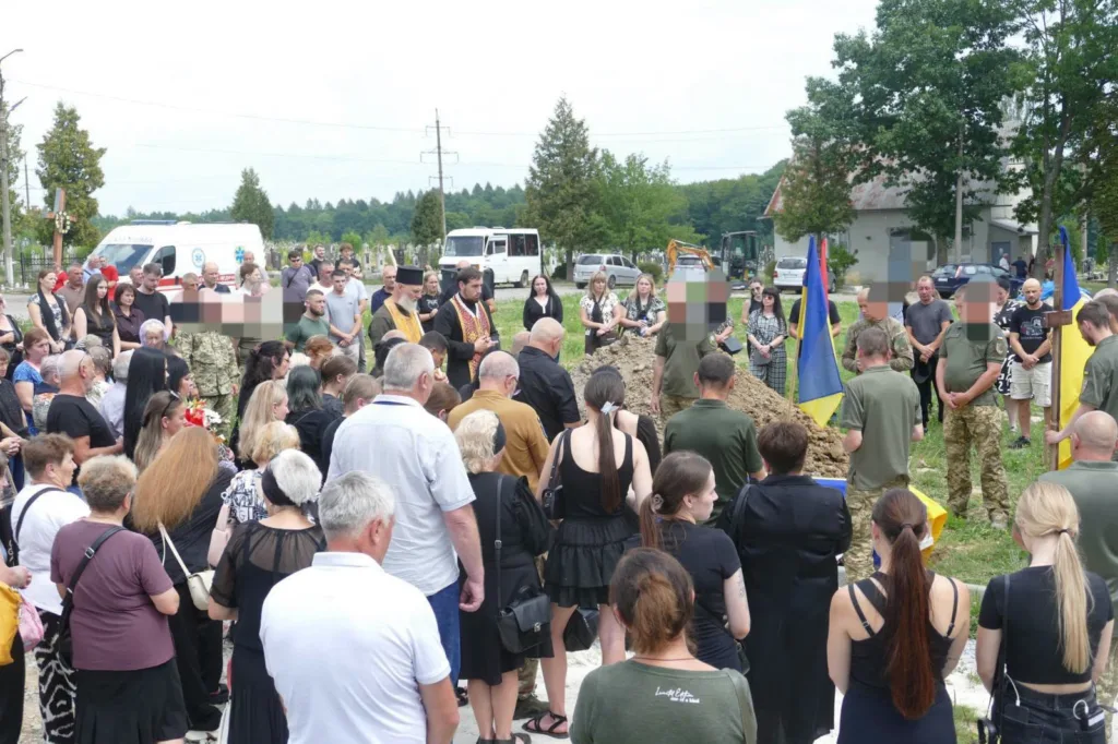Похоронна церемонія з українськими прапорами