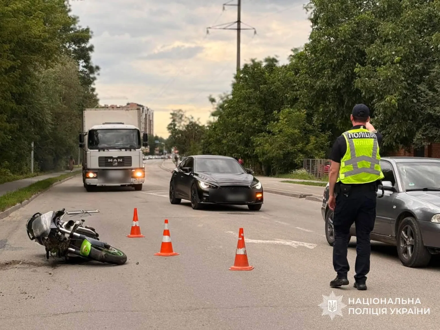 Поліція на місці аварії мотоцикла й автомобіля
