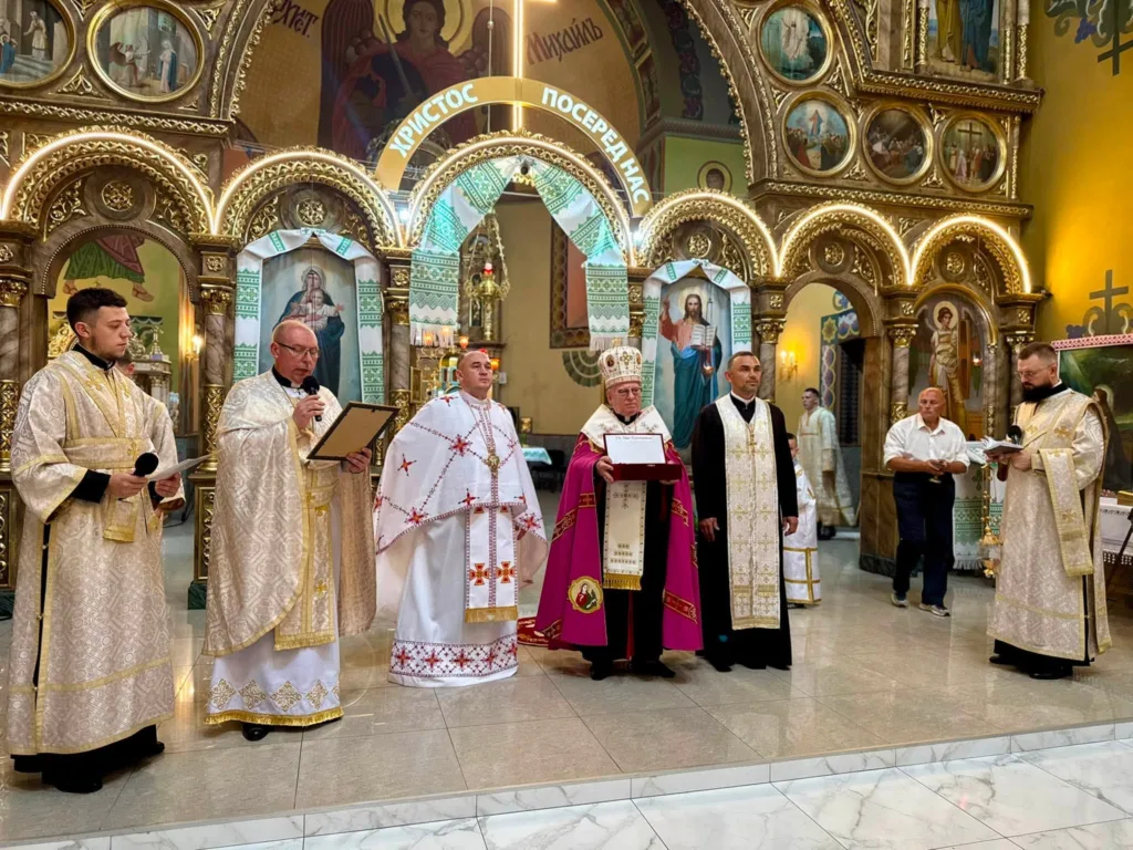 Священики проводять богослужіння у православній церкві