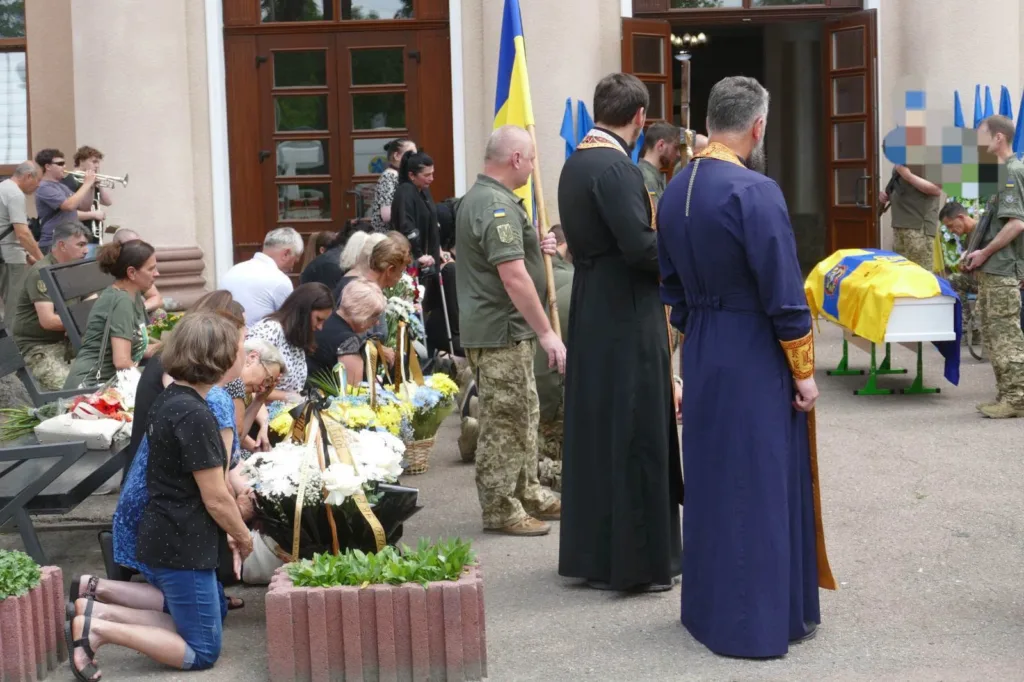 Прощання з військовим, труна накрита прапором України