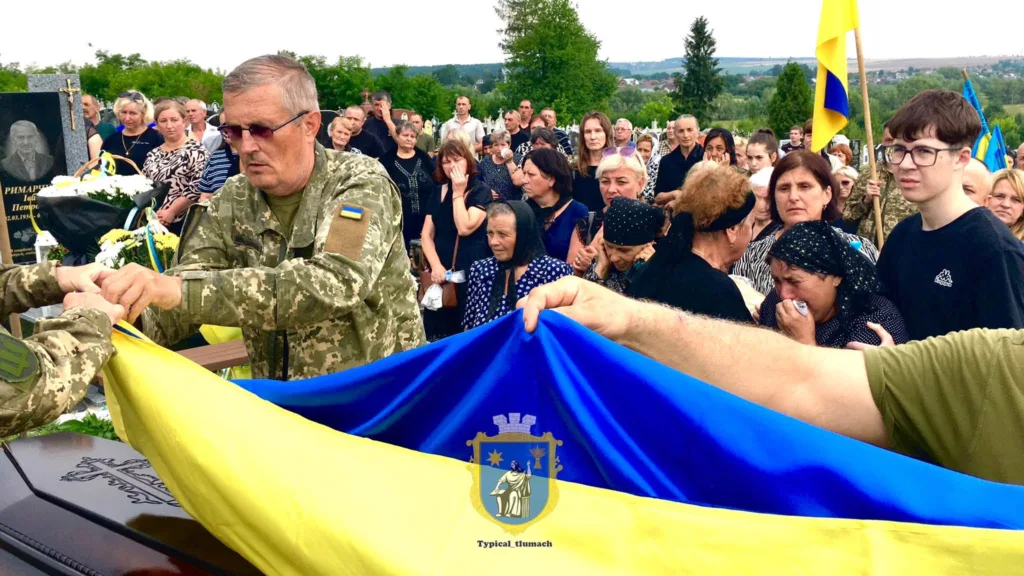 Похорон військового з українським прапором