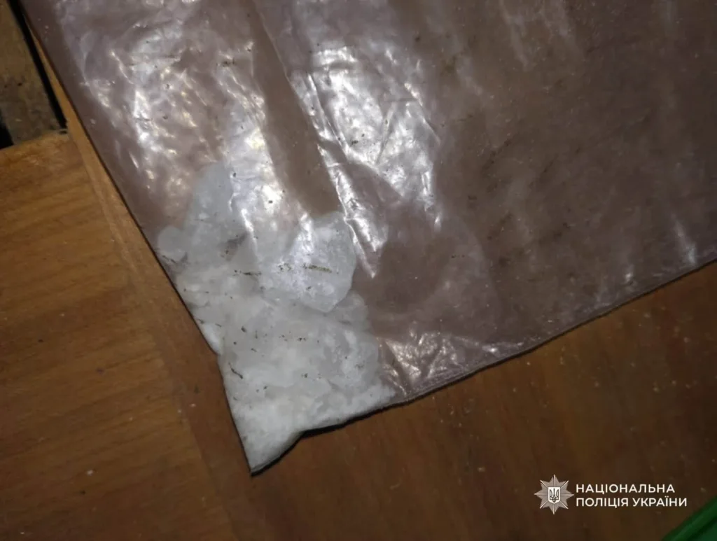Пакет із білою кристалічною речовиною на столі
