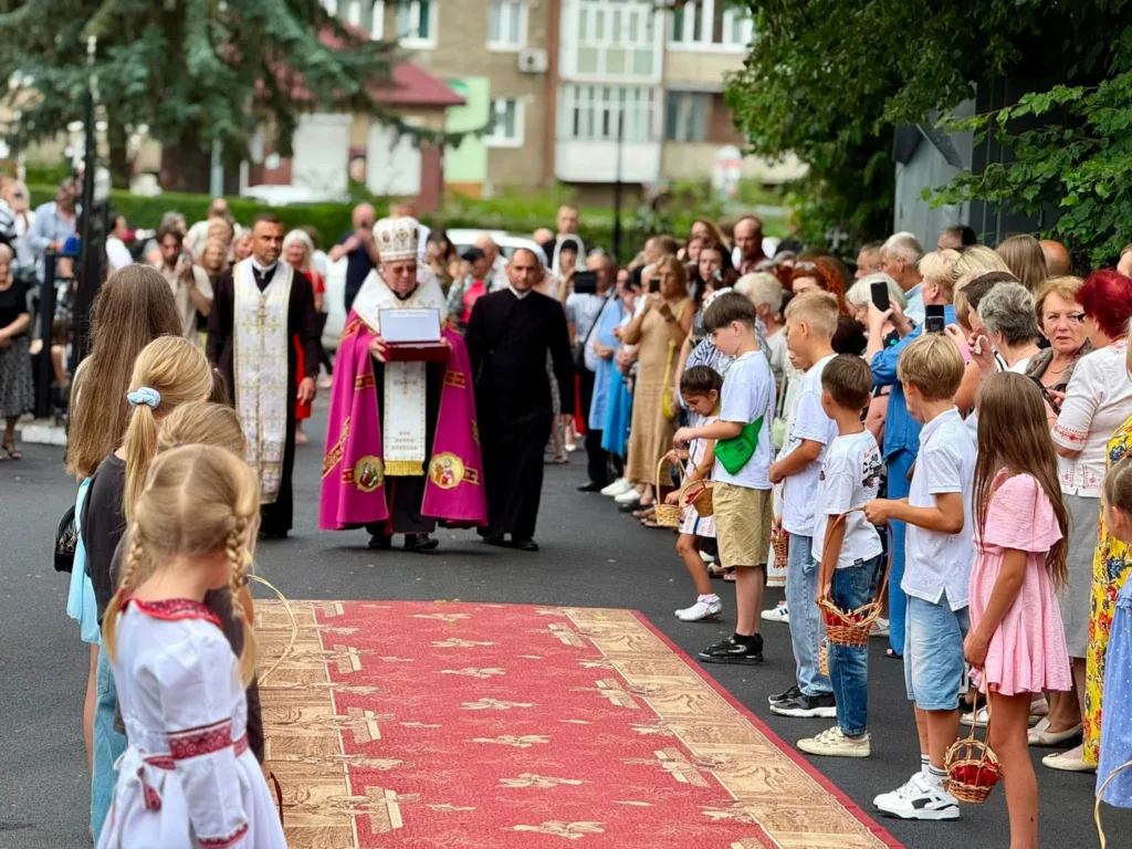 Релігійна процесія з дітьми та священниками на вулиці