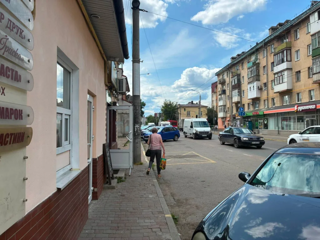 Вулиця з автомобілями та пішоходом у місті