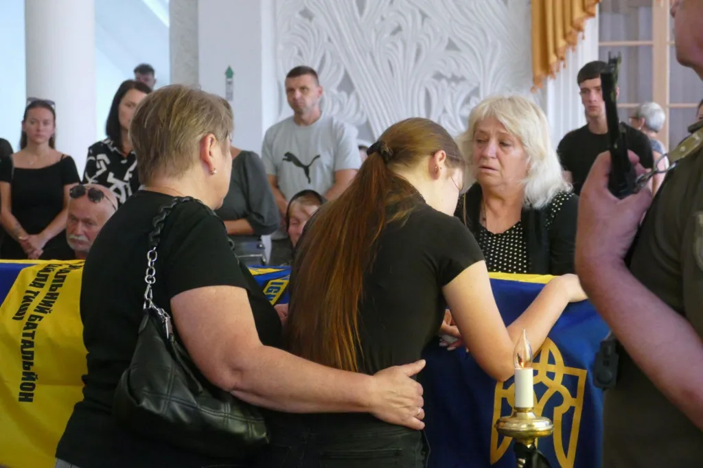 Люди прощаються з героєм під прапором України
