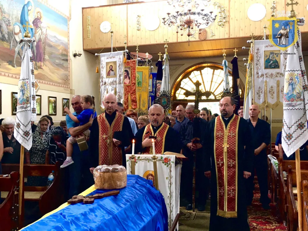 Священики ведуть богослужіння у церкві з вірянами