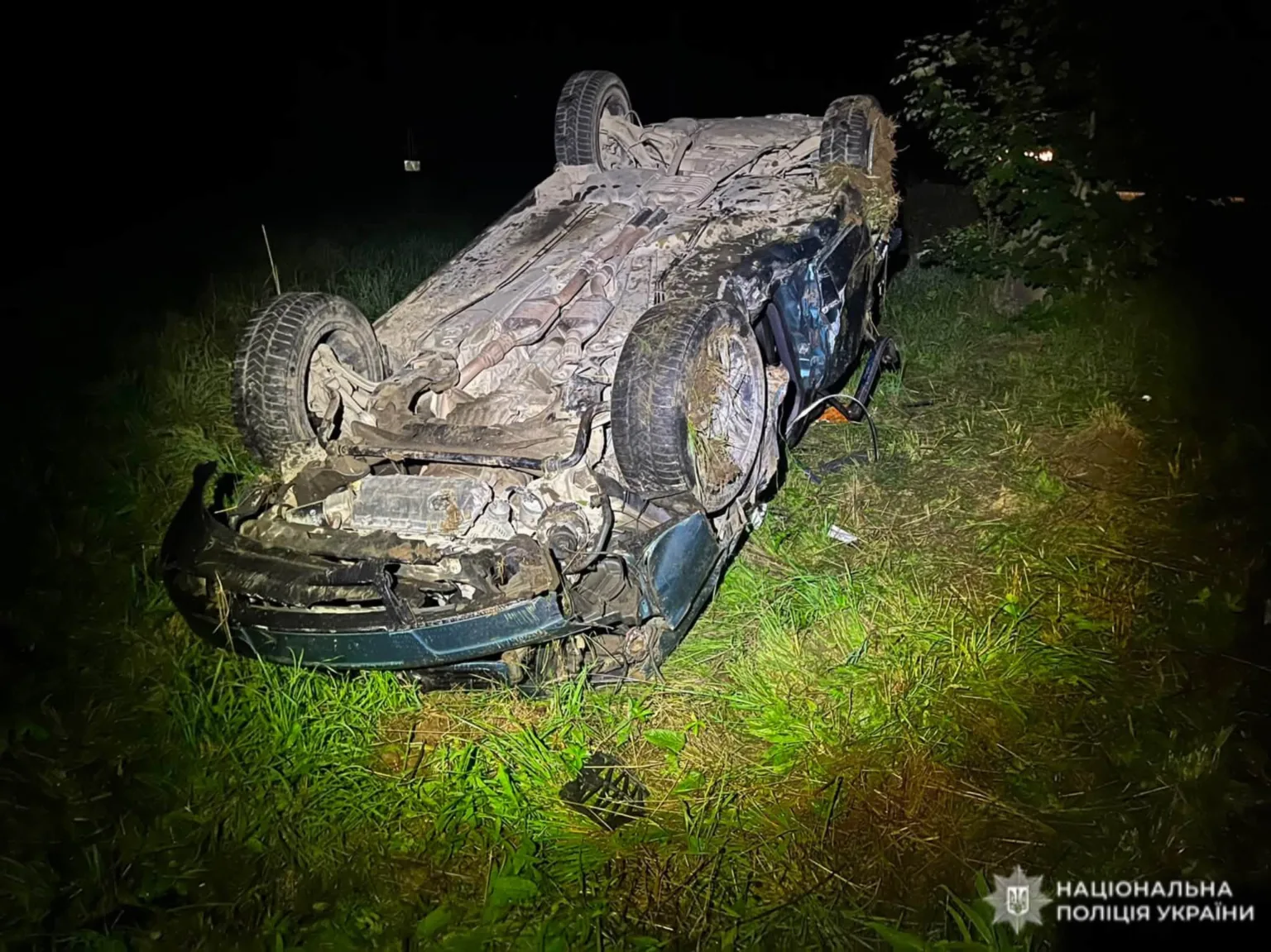Перевернутий автомобіль після аварії вночі