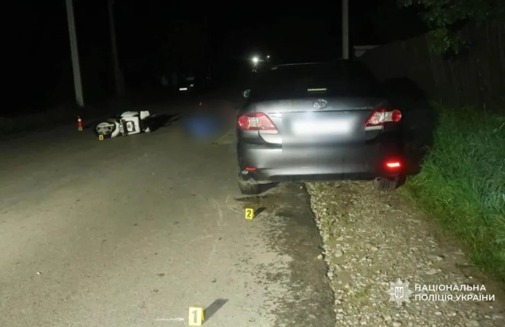 Дорожньо-транспортна пригода з мотоциклом і автомобілем вночі