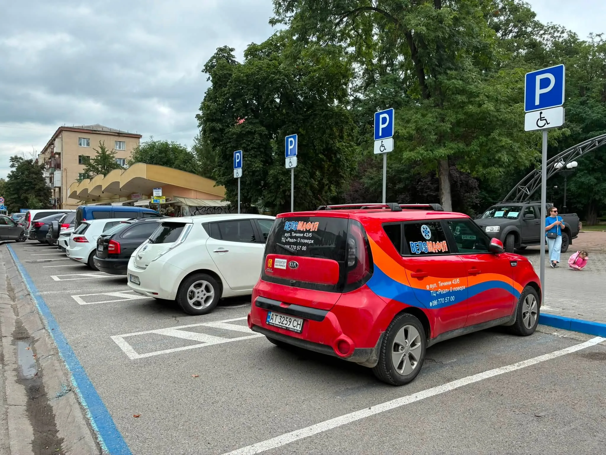Стоянка автомобілів біля знаків для людей з інвалідністю