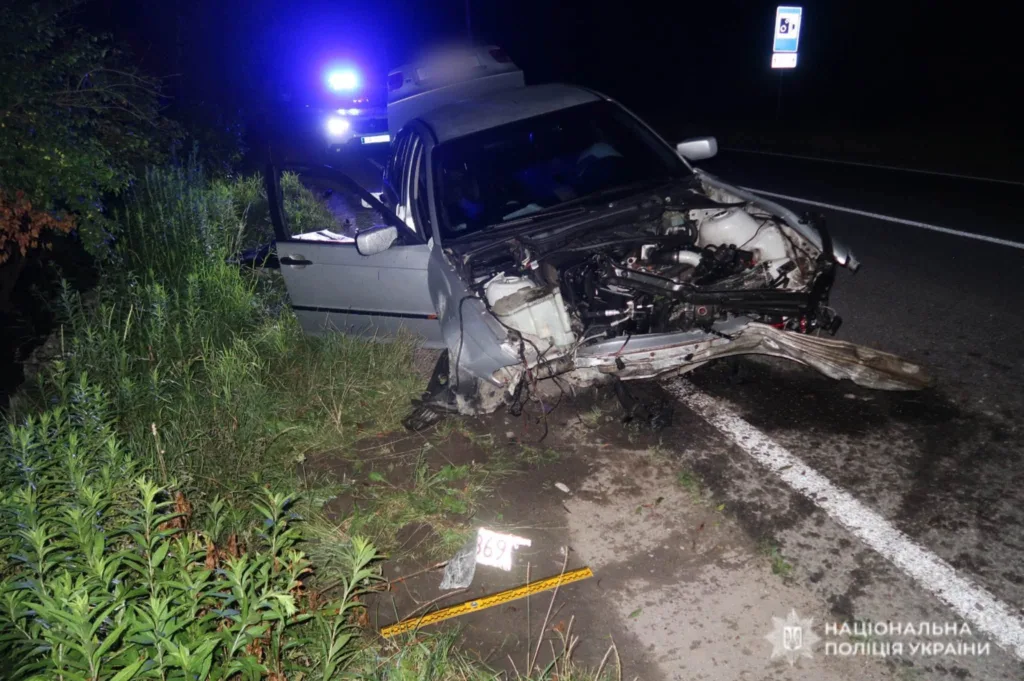 Дорожня аварія з пошкодженим автомобілем уночі