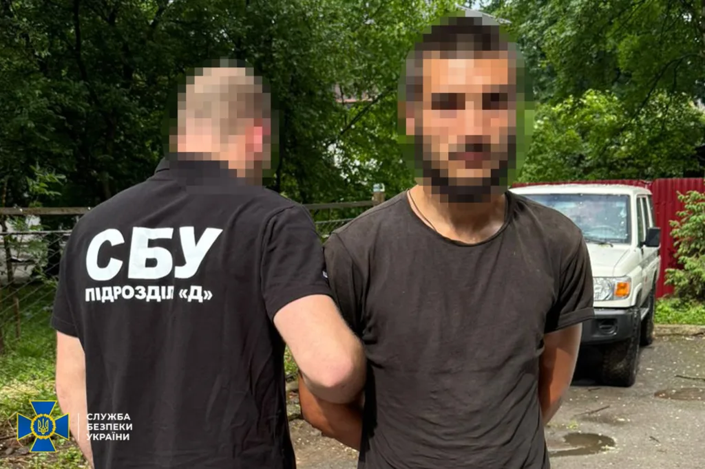Затримання чоловіка співробітником СБУ на вулиці