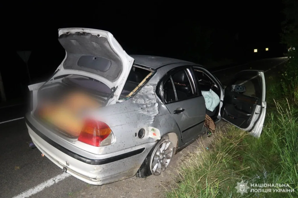 Пошкоджений автомобіль після дорожньо-транспортної пригоди вночі