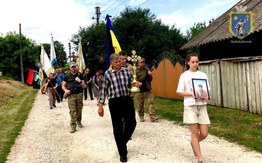 Прощальна хода з прапорами у селі України