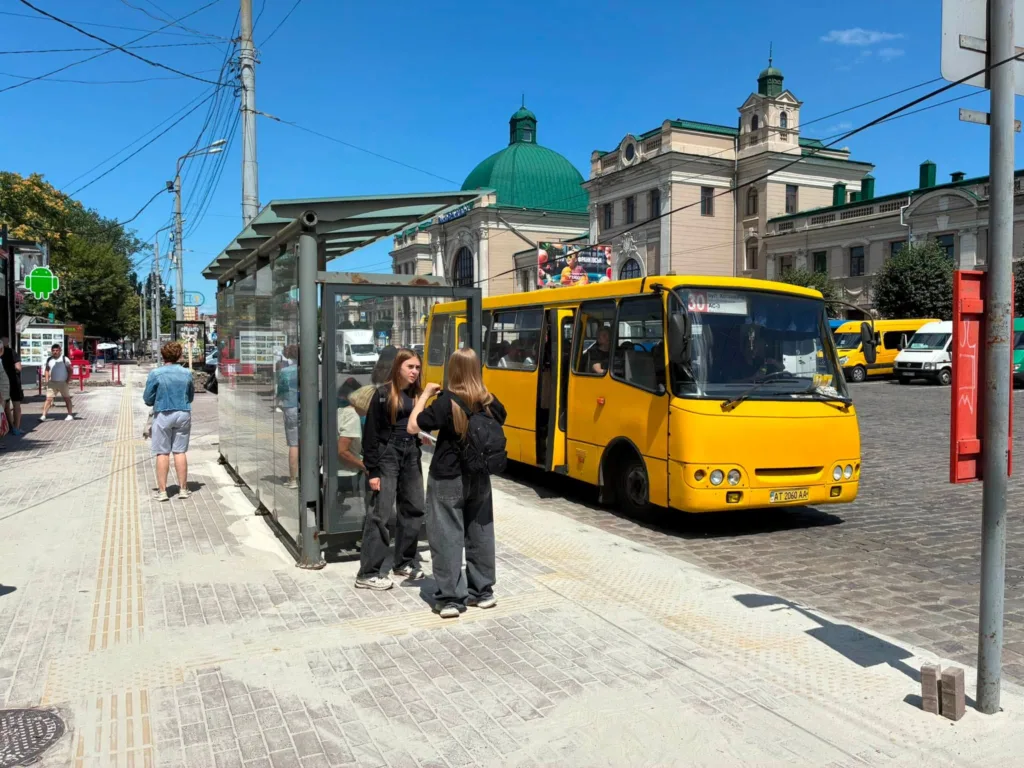 Жовтий автобус на міській зупинці у центрі