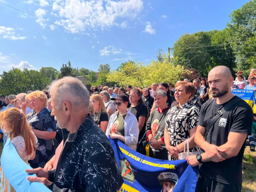 Люди на мітингу на свіжому повітрі під сонцем