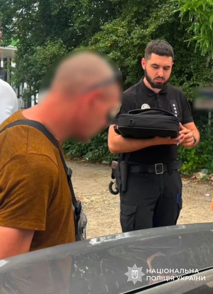 Поліцейський спілкується з чоловіком на вулиці