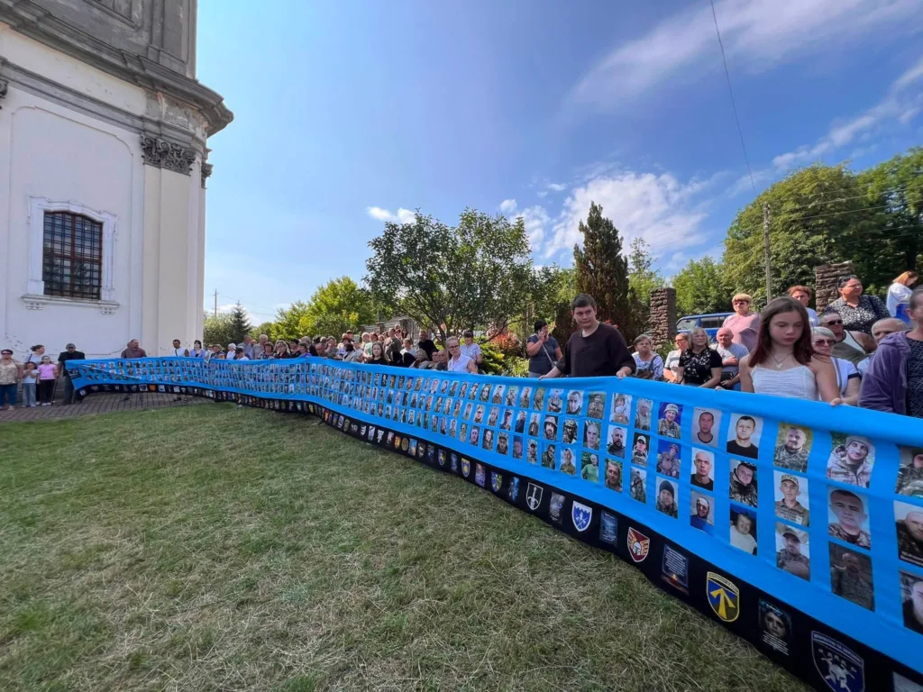 Вшанування пам'яті героїв біля церкви