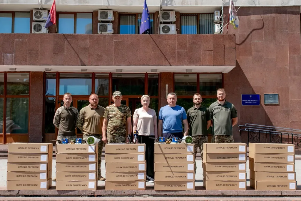 Передача гуманітарної допомоги військовим у місті