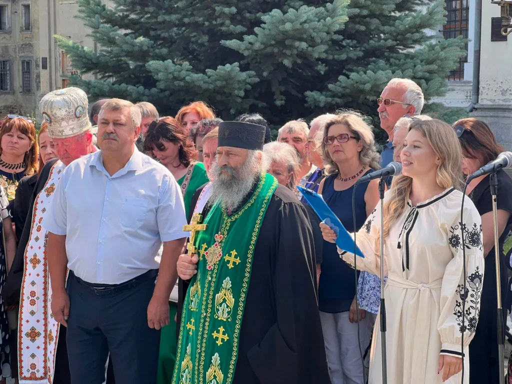 Люди на релігійній церемонії під відкритим небом