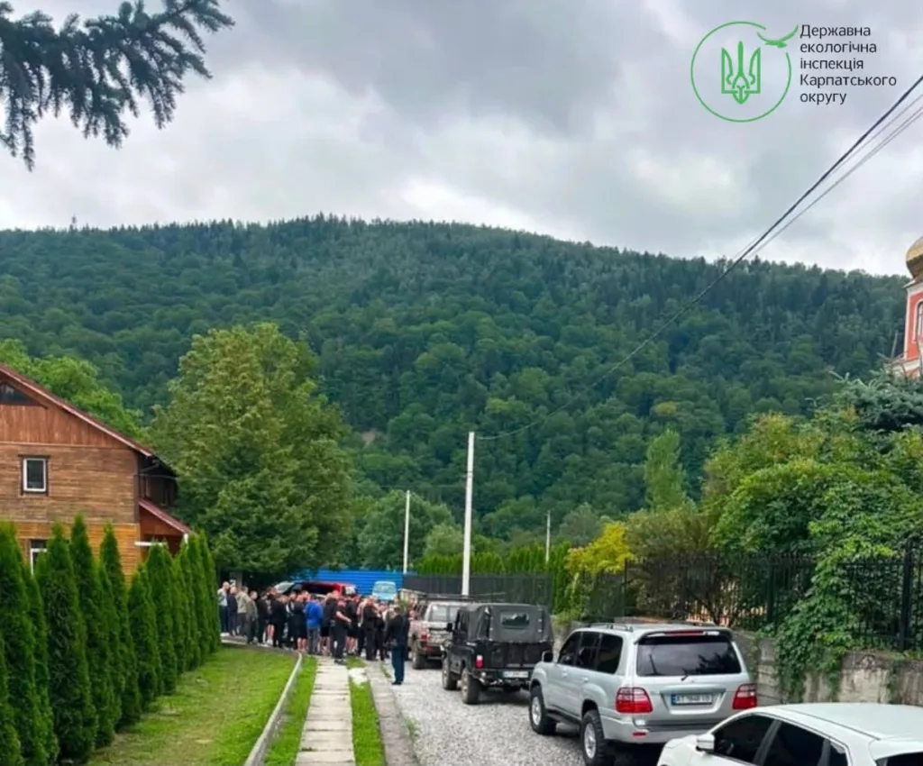 Люди та авто біля Карпатських гір