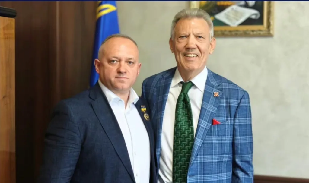 Двоє чоловіків у ділових костюмах позують разом