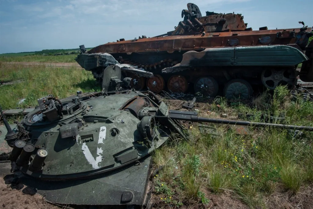 Знищені танки на полі бою