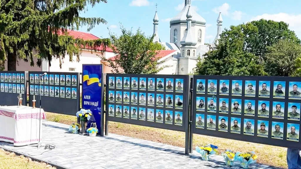 Меморіал Героїв України біля церкви