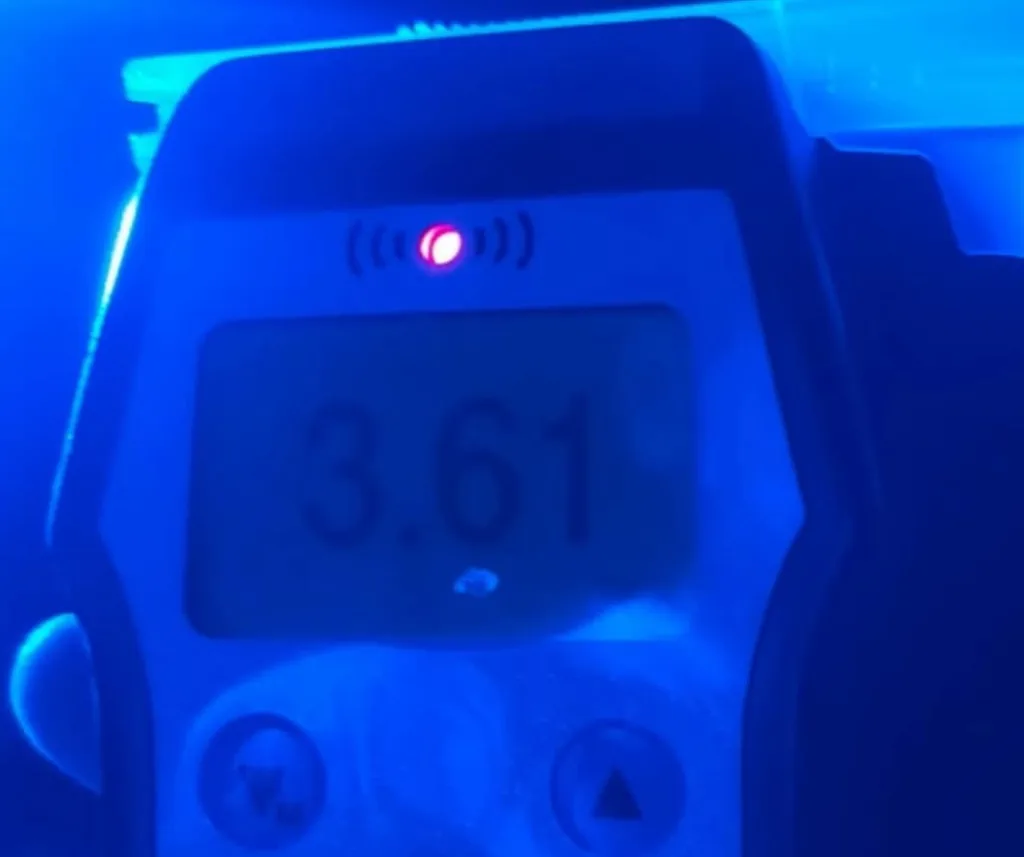 Алкотестер показує значення 3.61 під синім світлом
