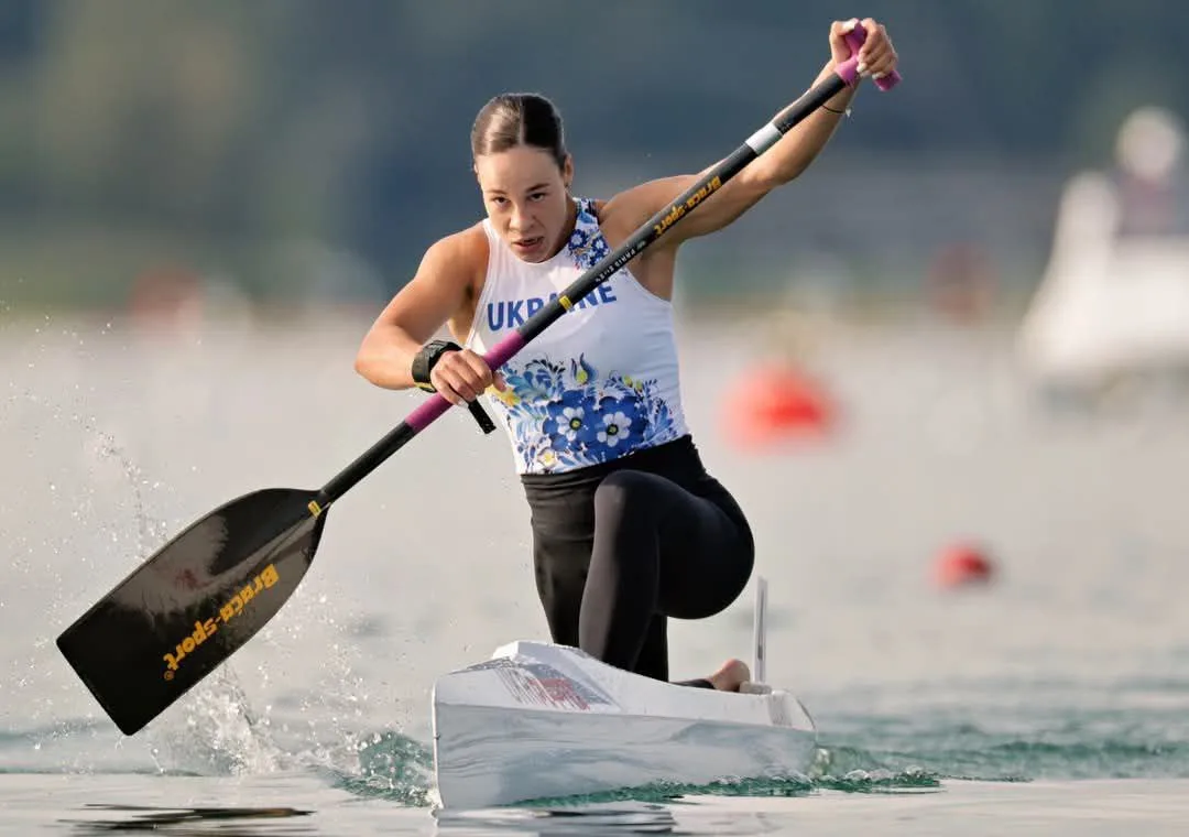 Українська спортсменка веслує на каное на воді