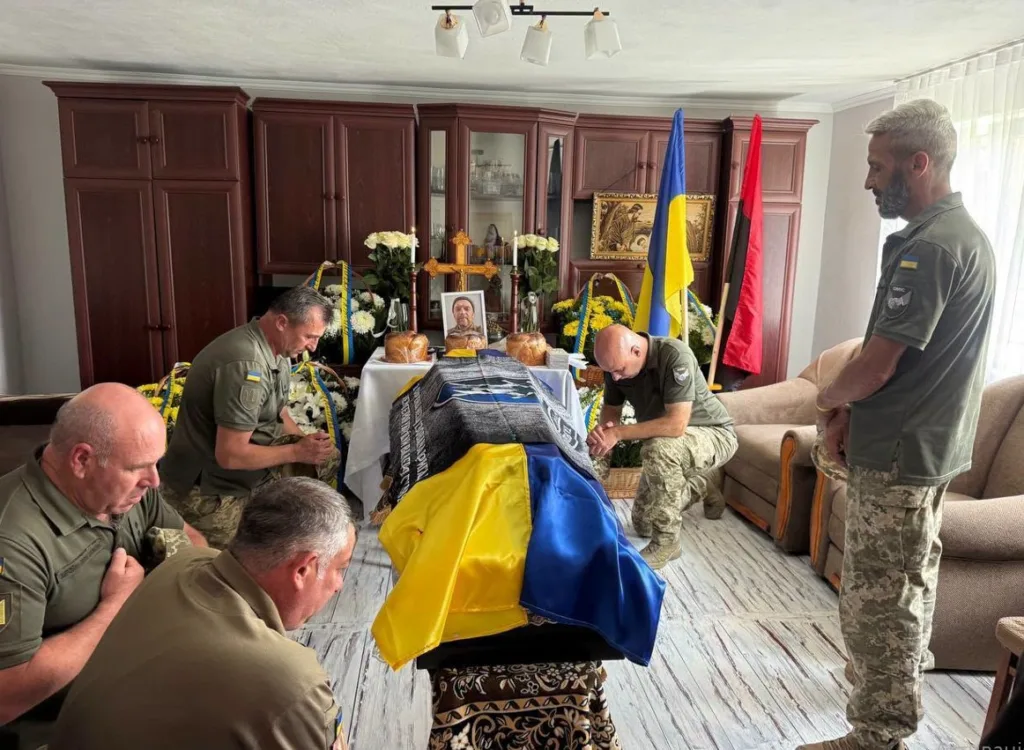 Військові віддають шану загиблому побратиму