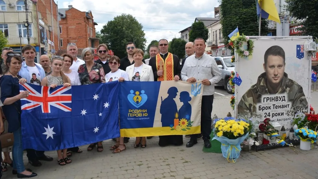 Вшанування пам’яті героя біля меморіалу в Україні
