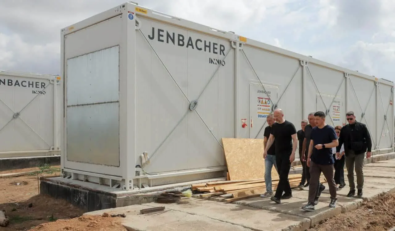 Люди оглядають енергетичні модулі Jenbacher на об’єкті