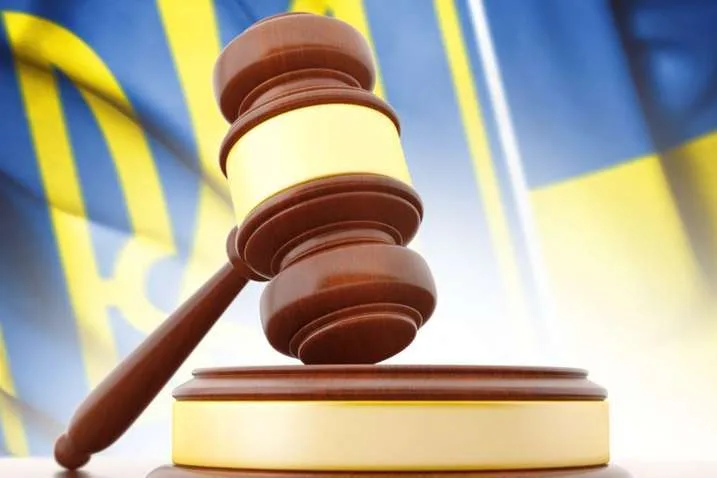 Судовий молоток перед прапором України