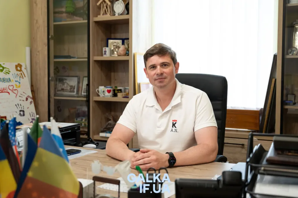 Чоловік сидить за робочим столом в офісі