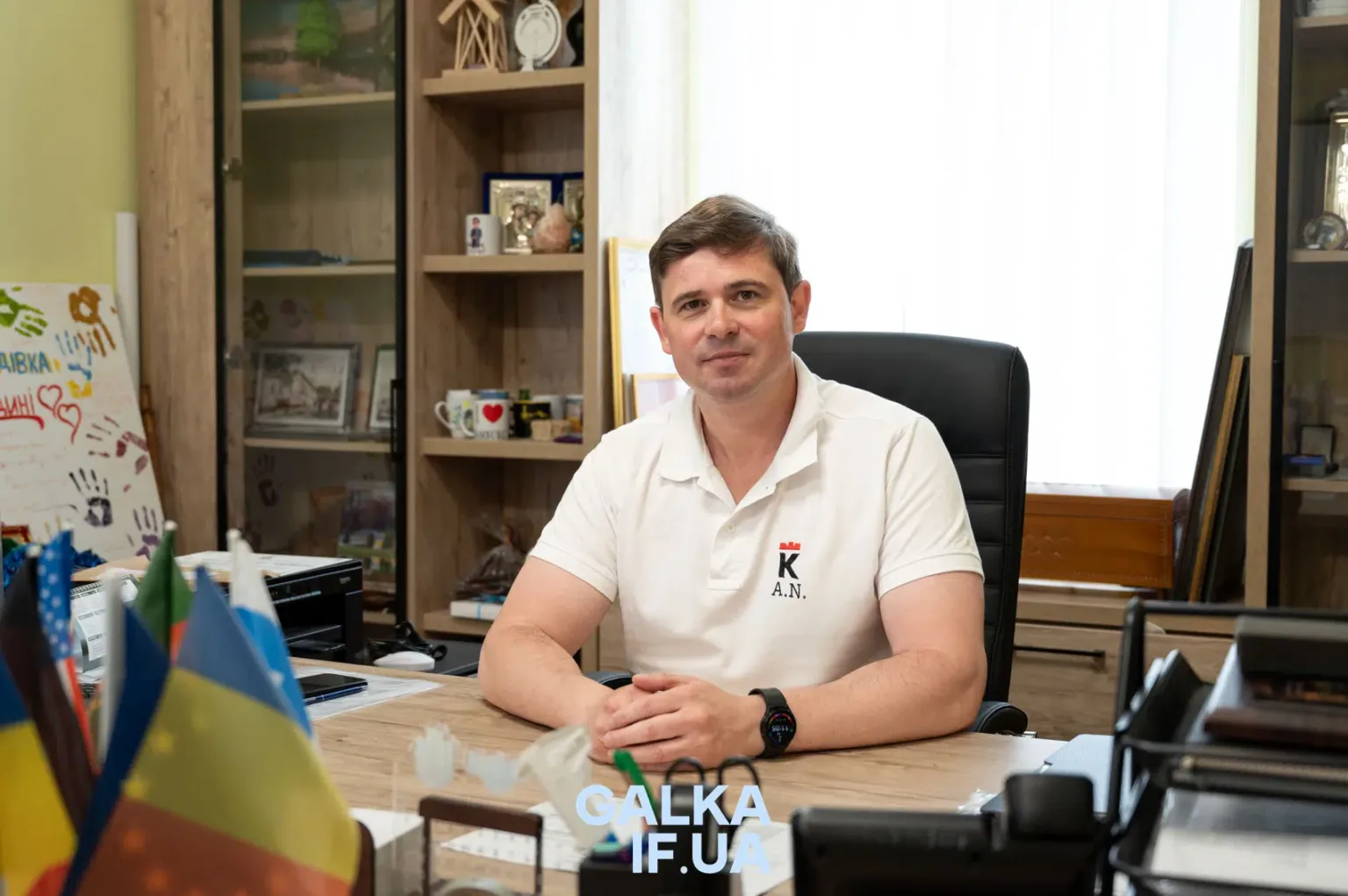 Чоловік сидить за робочим столом в офісі