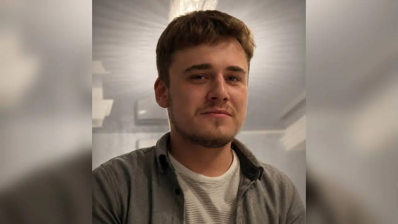 Молодий чоловік посміхається в приміщенні