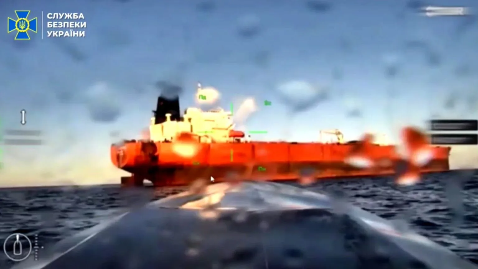 Червоне вантажне судно у відкритому морі