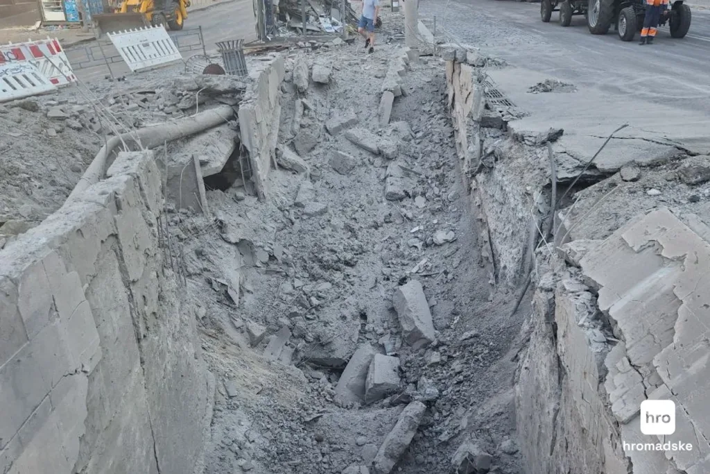Зруйнована ділянка дороги після вибуху