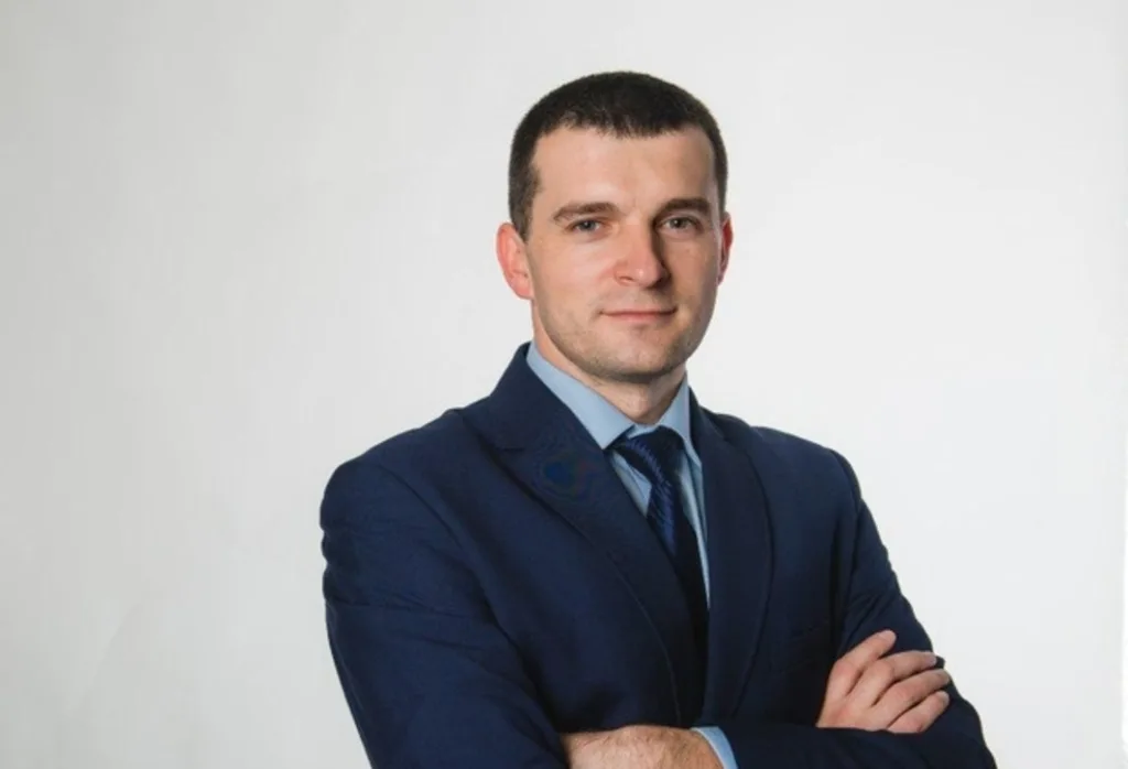 Чоловік у діловому костюмі із схрещеними руками