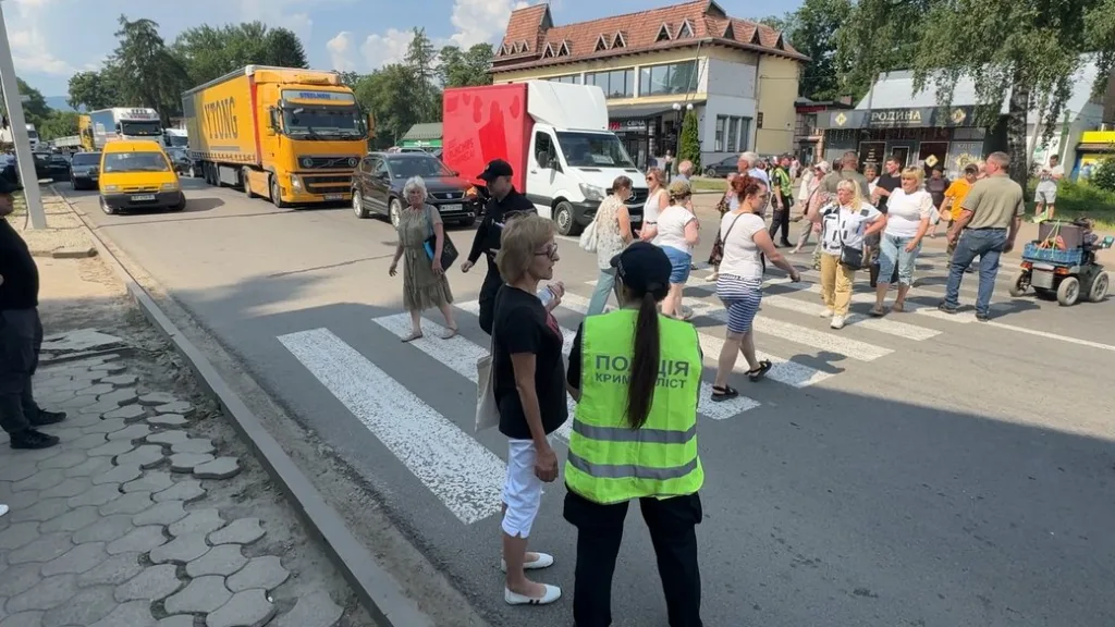 Пішоходи переходять дорогу під наглядом поліції