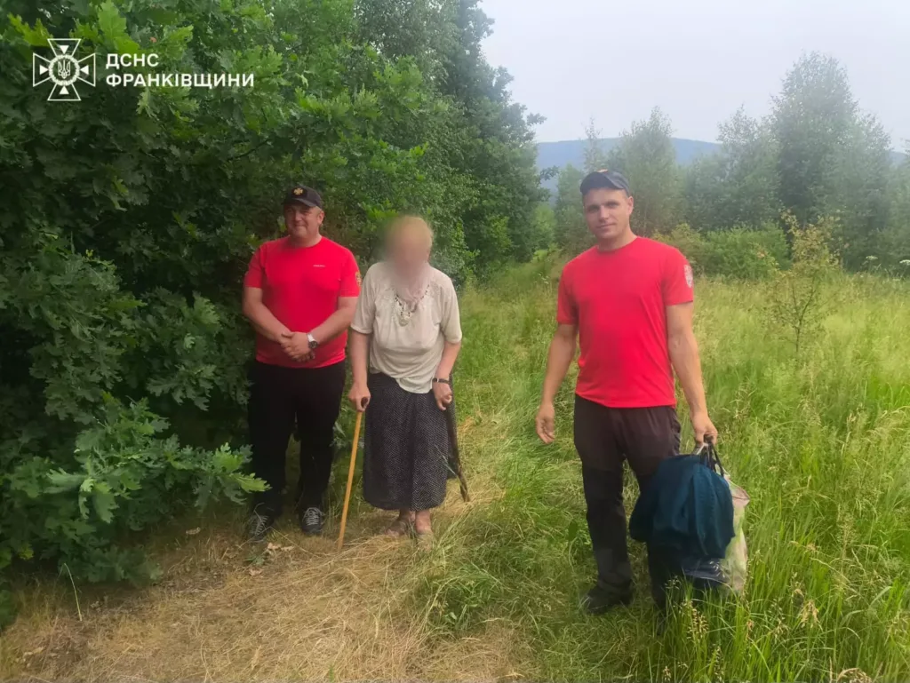 Рятувальники допомагають літній жінці у лісі