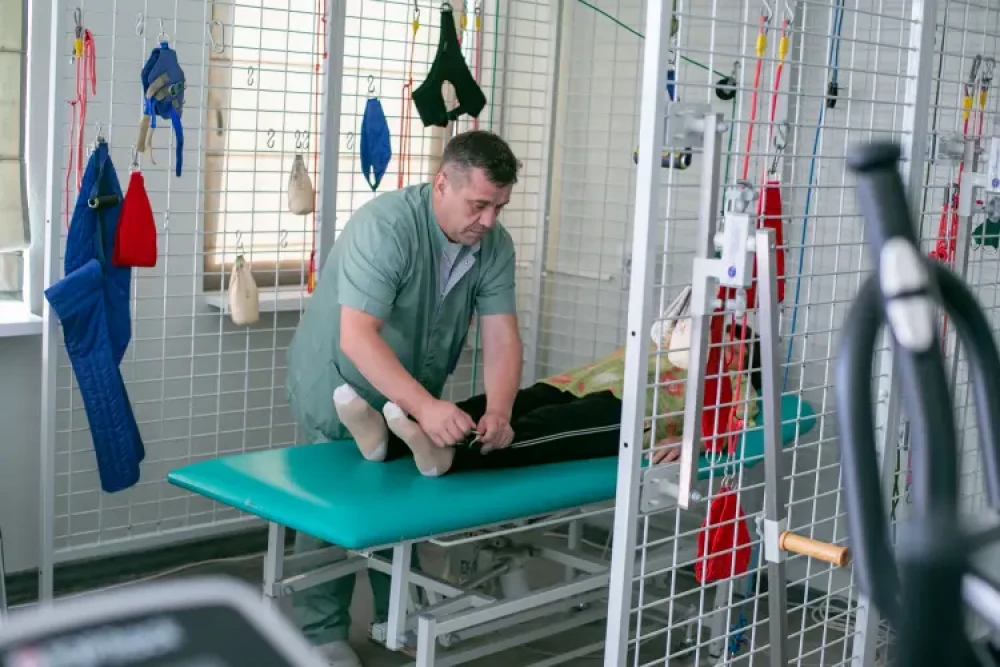 Фізіотерапевт проводить реабілітаційні вправи з пацієнтом