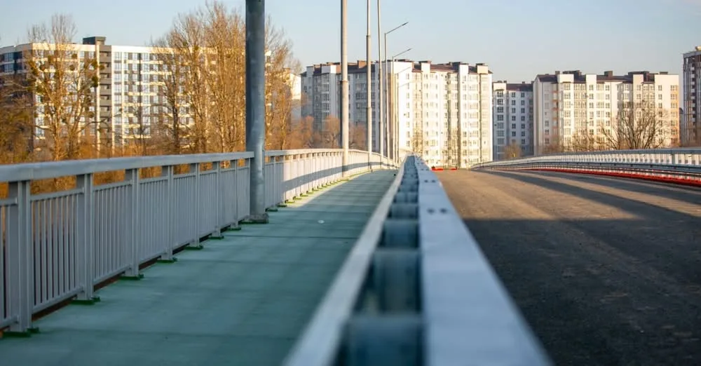 Новий міст поруч із житловими будинками