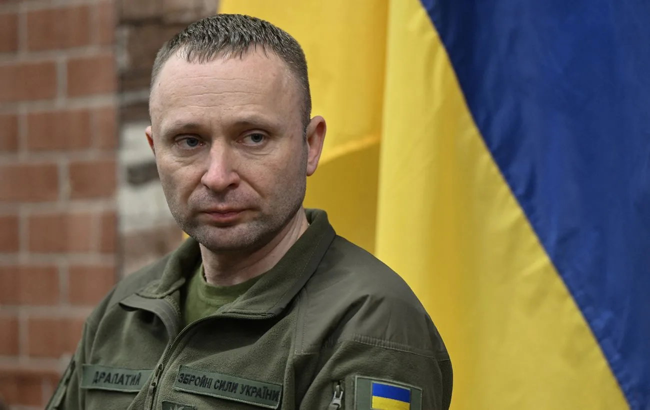 Український військовий на фоні прапора України