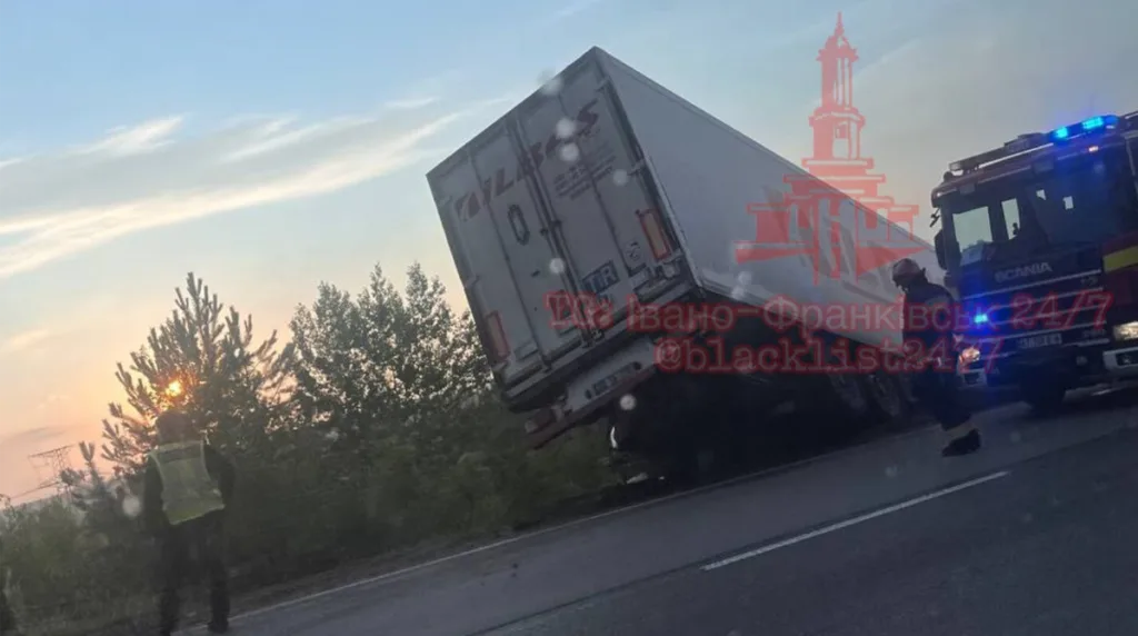 ДТП з вантажівкою на трасі біля лісу