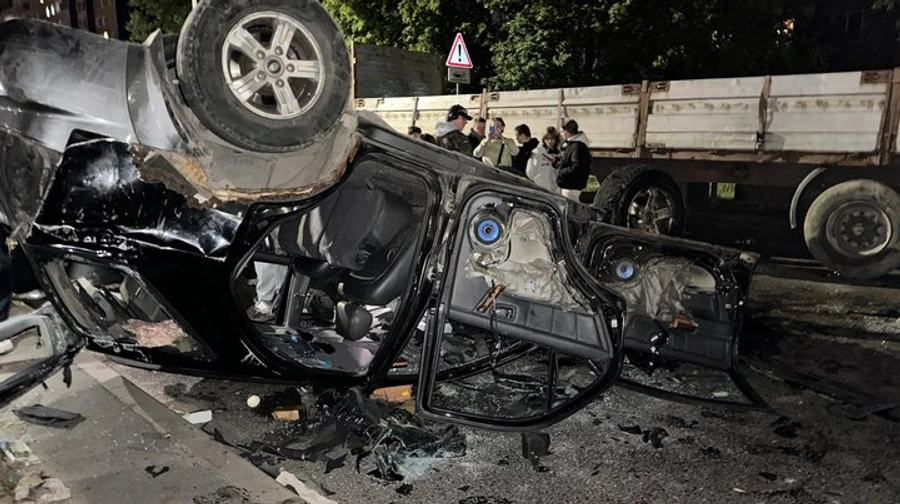 Перекинутий автомобіль після нічної дорожньої аварії