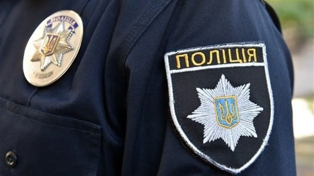 Форма українського поліцейського з гербом і шевроном