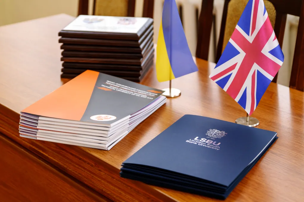 Український та британський прапори на столі з документами