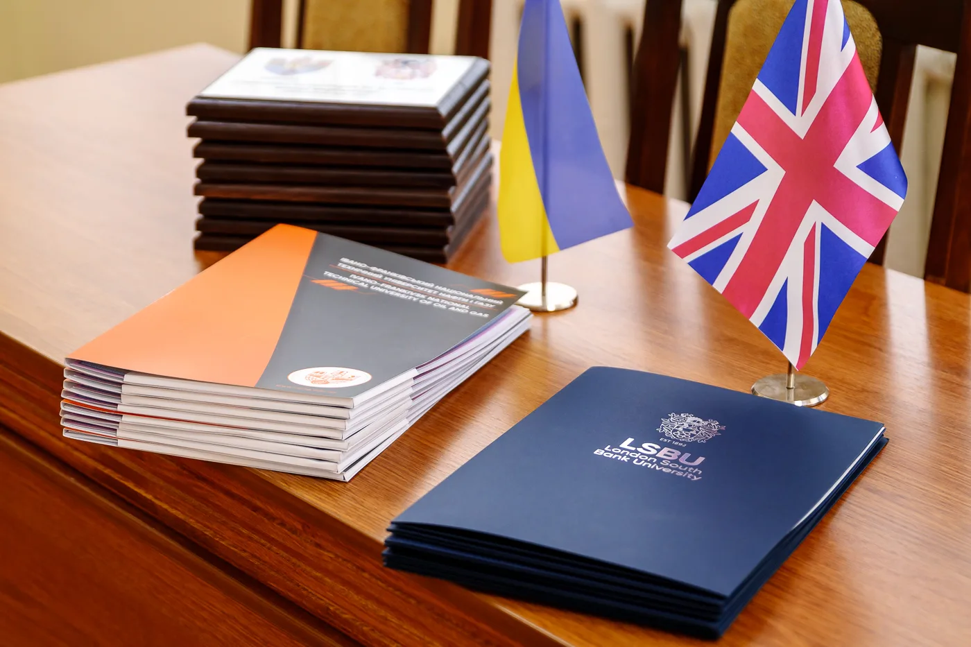 Український та британський прапори на столі з документами